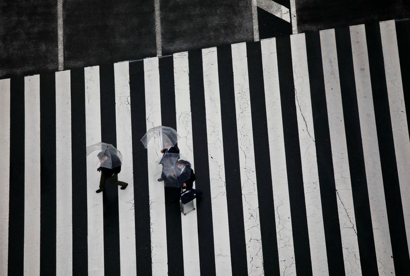 &copy; Reuters. 東京都は１５日、新たに１万９０５９人の新型コロナ感染が確認されたと発表した。感染確認者が１万人を上回るのは４日連続。写真は２０２１年１２月、東京で撮影（２０２２年　ロイタ
