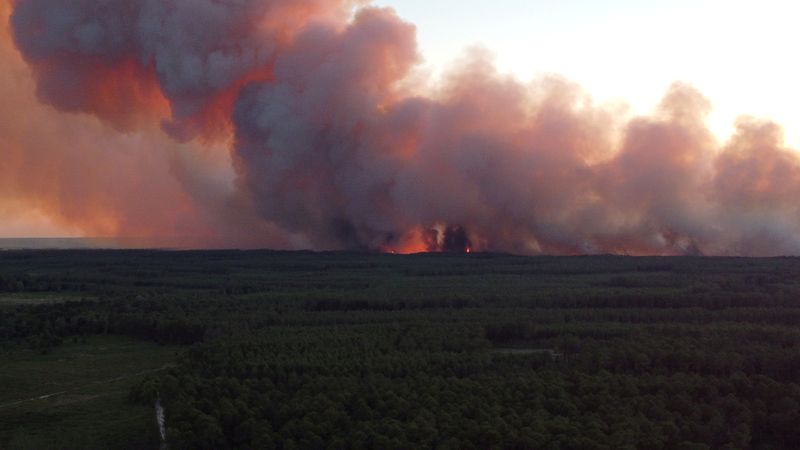 &copy; Reuters. دخان يتصاعد من حرائق غابات جيروند في لانديراس في فرنسا يوم 12 يوليو تموز 2022. صورة لرويترز من مواقع التواصل الاجتماعي.