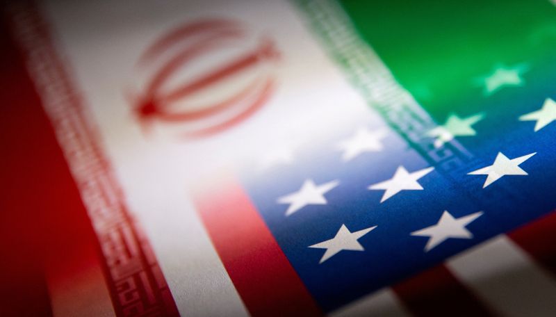 &copy; Reuters. العلم الأمريكي والعلم الإيراني في صورة توضيحية من أرشيف رويترز.