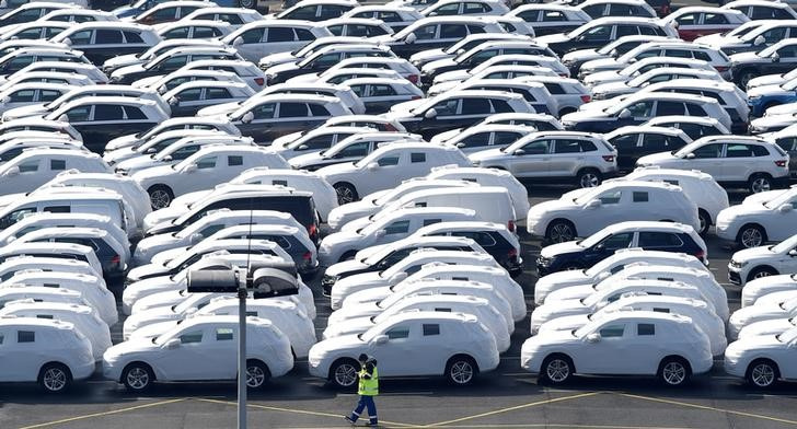 &copy; Reuters. 　欧州自動車工業会（ＡＣＥＡ）が１５日発表した６月の新車販売台数は前年同月比１６．８％減の１０６万６０００台と、１９９６年以来の低水準を記録した。写真はドイツ・エムデンの