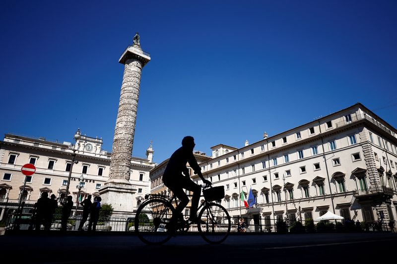 &copy; Reuters. La oficina del Primer Ministro en el Palacio Chigi el día después de que el Primer Ministro italiano Mario Draghi presentara su dimisión al Presidente italiano Sergio Mattarella, en Roma, Italia, 15 de julio de 2022. REUTERS/Guglielmo Mangiapane