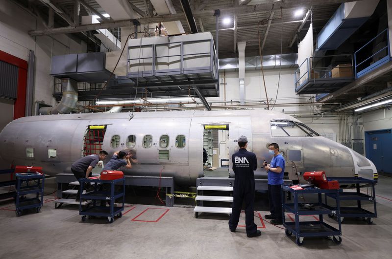 &copy; Reuters. FILE PHOTO: Students take their final exam on aircraft maintenance at Ecole nationale d’aerotechnique (ENA) in Montreal, Quebec, Canada June 9, 2022. REUTERS/Christinne Muschi