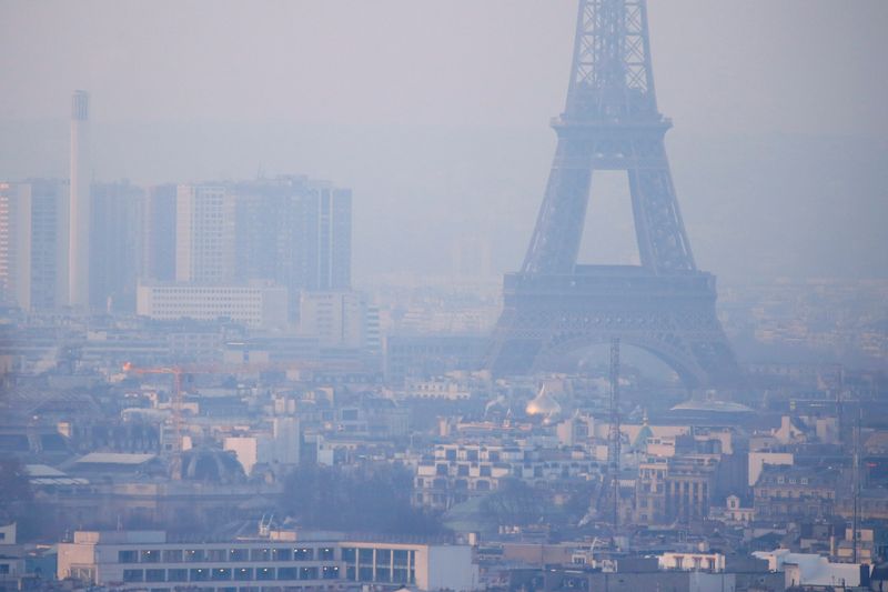 &copy; Reuters. FOTO DE ARCHIVO: La Torre Eiffel rodeada por una neblina de pequeñas partículas que se cierne sobre el horizonte de París, Francia, 9 de diciembre de 2016. REUTERS/Gonzalo Fuentes