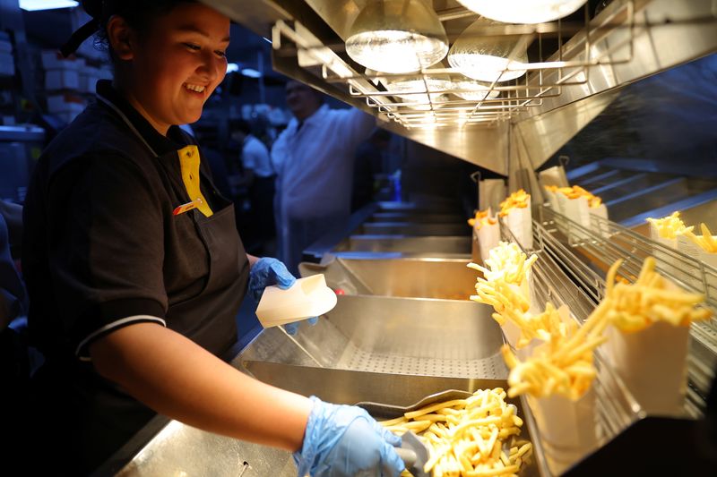 &copy; Reuters. FILE PHOTO: An employee cooks fries at the new restaurant "Vkusno & tochka", which opens following McDonald's Corp company's exit from the Russian market, in Moscow, Russia June 12, 2022. REUTERS/Evgenia Novozhenina