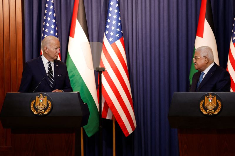 © Reuters. الرئيس الأمريكي جو بايدن  خلال مؤتمر صحفي مشترك مع الرئيس الفلسطيني محمود عباس في بيت لحم يوم الجمعة. تصوير : محمد تركمان- رويترز .
