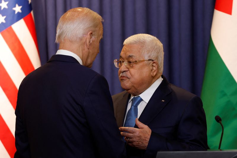 © Reuters. الرئيس الفلسطيني محمود عباس يتحدث مع الرئيس الأمريكي جو بايدن عقب مؤتمر صحفي مشترك بينهما في بيت لحم يوم الجمعة. تصوير : محمد تركمان-رويترز . 