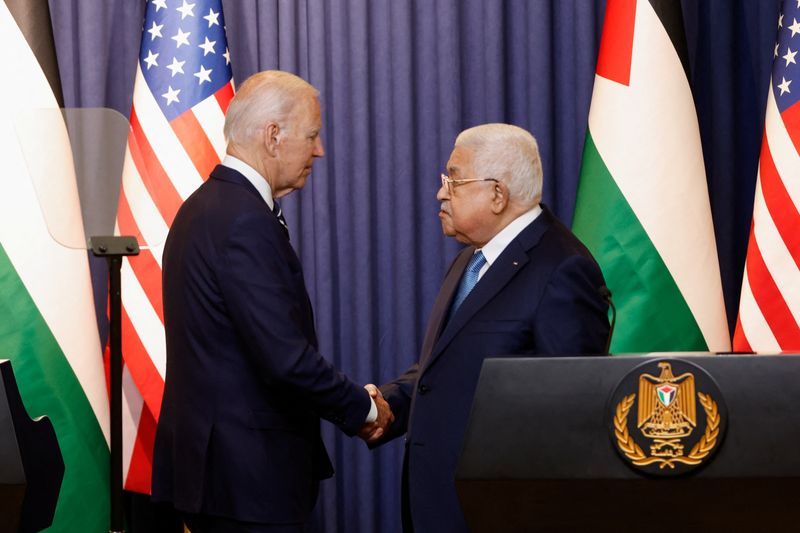© Reuters. Palestinian President Mahmoud Abbas and U.S. President Joe Biden shake hands after a statement, in Bethlehem in the Israeli-occupied West Bank July 15, 2022. REUTERS/Mohamad Torokman