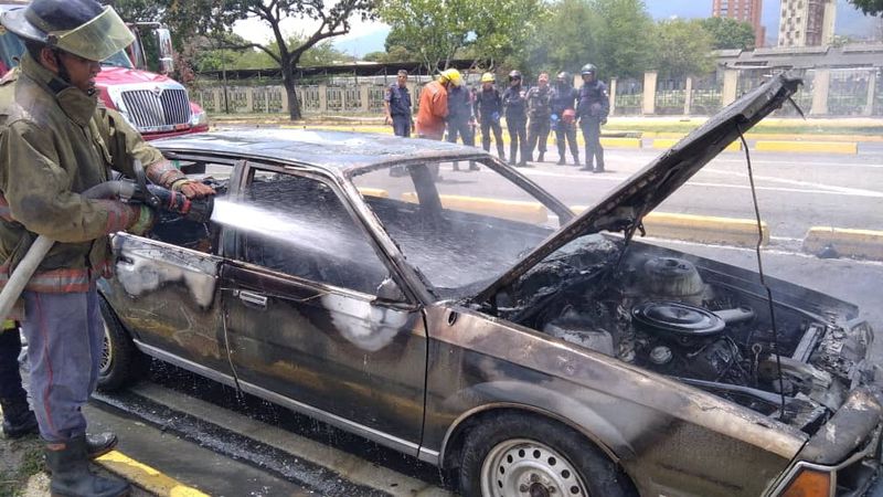 &copy; Reuters. IMAGEN DE ARCHIVO. Un bombero extingue un incendio que se desató en un automóvil, en Maracay, Venezuela