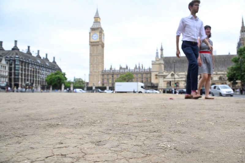 &copy; Reuters. Solo rachado em meio ao forte calor na Praça do Parlamento britânico, em Londres
12/07/2022 REUTERS/Toby Melville