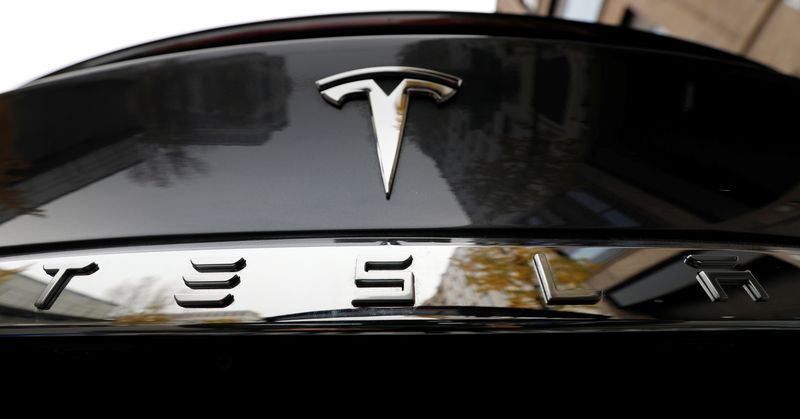 &copy; Reuters. FILE PHOTO: The company logo is pictured on a Tesla Model X electric car in Berlin, Germany, November 13, 2019. REUTERS/Fabrizio Bensch