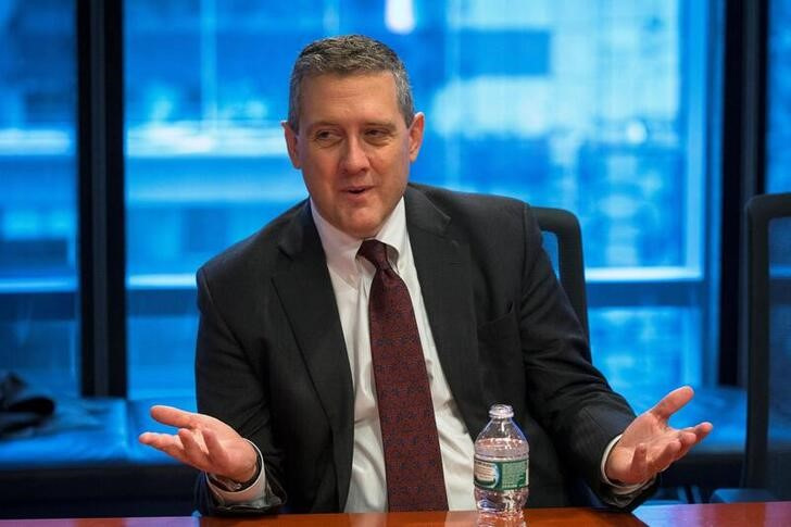 &copy; Reuters. FOTO DE ARCHIVO: El presidente de la Fed de St. Louis, James Bullard, habla sobre la economía estadounidense durante una entrevista en Nueva York, EEUU