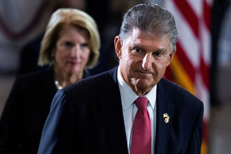 &copy; Reuters. FILE PHOTO: U.S. Senator Joe Manchin (D-WV) and Senator Shelley Moore Capito (R-WV) pay respects to Hershel Woodrow “Woody” Williams, the last Medal of Honor recipient of World War II to pass away, in the U.S. Capitol Rotunda as his remains lie in hon