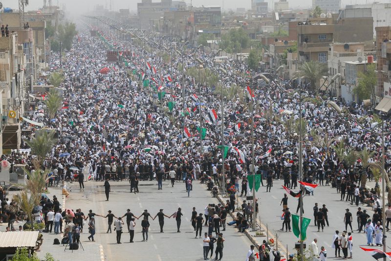 &copy; Reuters. الآلاف من أنصار رجل الدين العراقي مقتدى الصدر يحتشدون في شوارع العاصمة بغداد يوم الجمعة. تصوير: علاء المرجاني-رويترز . 