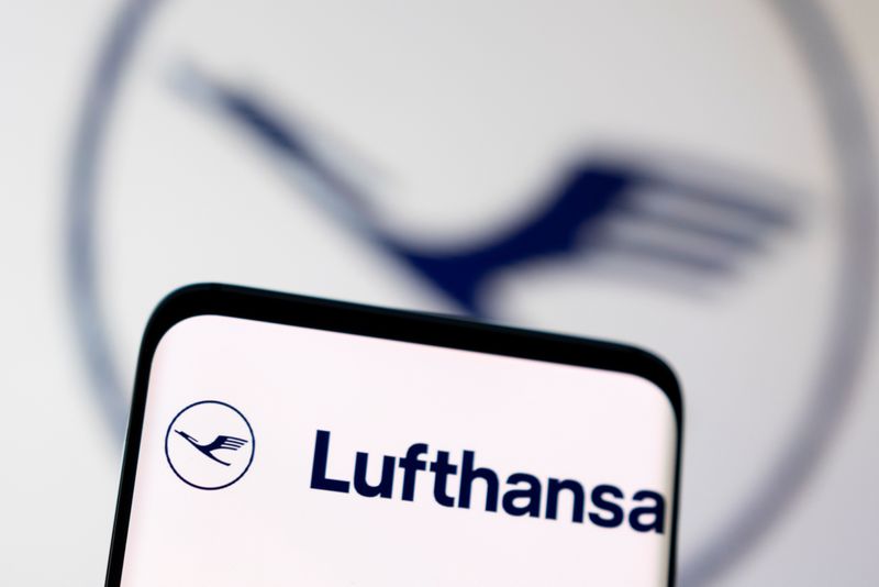&copy; Reuters. FOTO DE ARCHIVO: El logotipo de Lufthansa en la pantalla de un teléfono móvil en esta imagen de ilustración tomada el 3 de mayo de 2022. REUTERS/Dado Ruvic