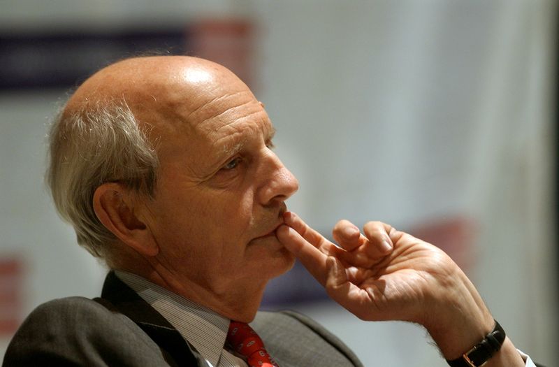 &copy; Reuters. FILE PHOTO: Supreme Court Justice Stephen Breyer answers questions about his new book at the National Constitution Center in Philadelphia, January 18, 2006. REUTERS/Bradley C. Bower.