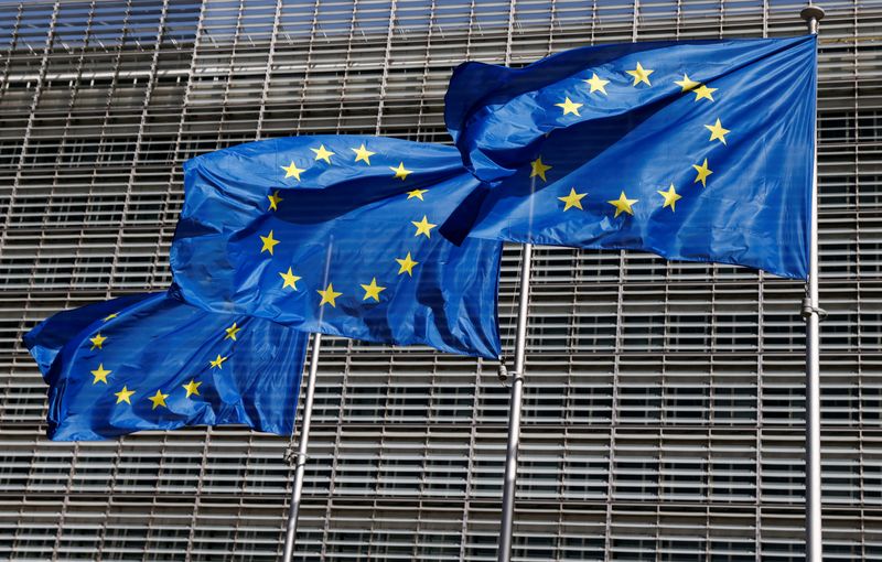 &copy; Reuters. Foto de archivo de banderas de la UE fuera de la sede de la Comisión Europea en Bruselas. 
Jun 17, 2022. REUTERS/Yves Herman