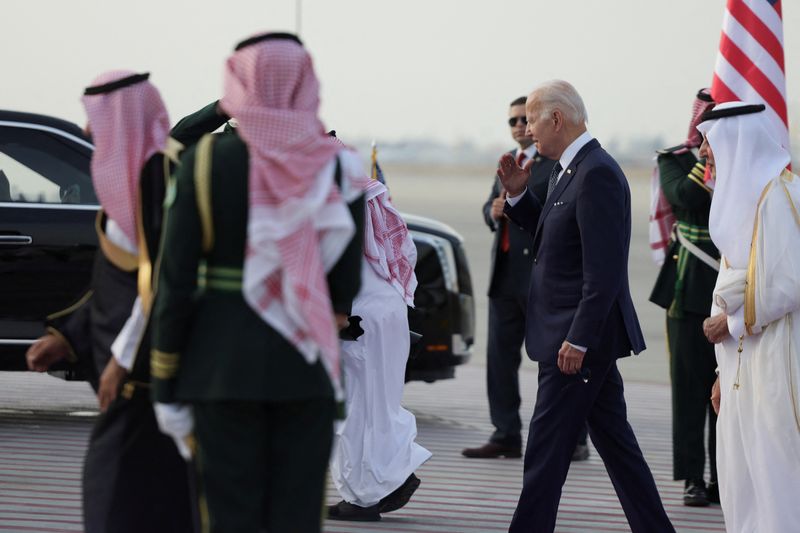 © Reuters. الرئيس الأمريكي جو بايدن يصل إلى مطار الملك خالد بن عبد العزيز بمدينة جدة السعودية يوم الجمعة. تصوير : إيفيلين هوكشتاين-رويترز .