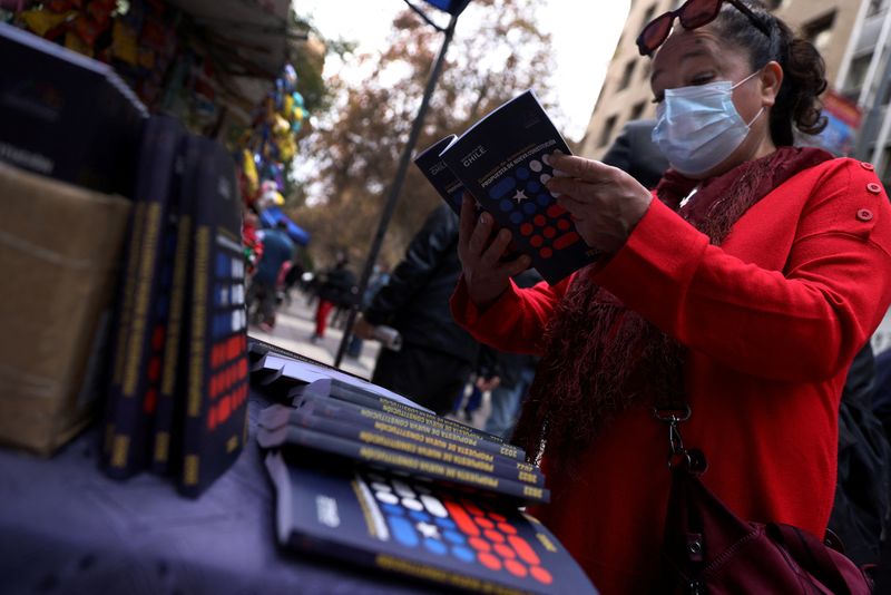 &copy; Reuters. Moradora olha livro com proposta de nova Constituição do Chile em Santiago
14/07/2022 REUTERS/Ivan Alvarado