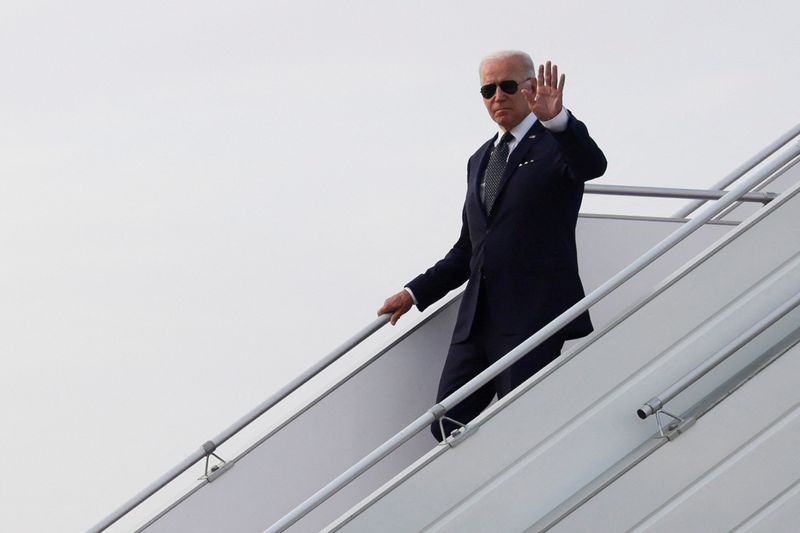 &copy; Reuters. U.S. President Joe Biden arrives at King Abdulaziz International Airport, in Jeddah, Saudi Arabia July 15, 2022. REUTERS/Evelyn Hockstein