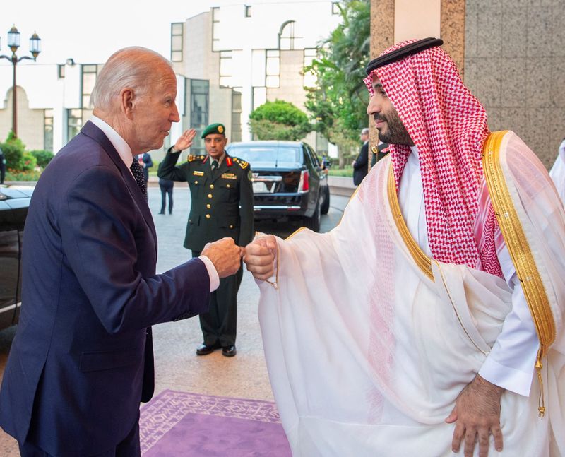 © Reuters. Saudi Crown Prince Mohammed bin Salman fist bumps U.S. President Joe Biden upon his arrival at Al Salman Palace, in Jeddah, Saudi Arabia, July 15, 2022. Bandar Algaloud/Courtesy of Saudi Royal Court/Handout via REUTERS