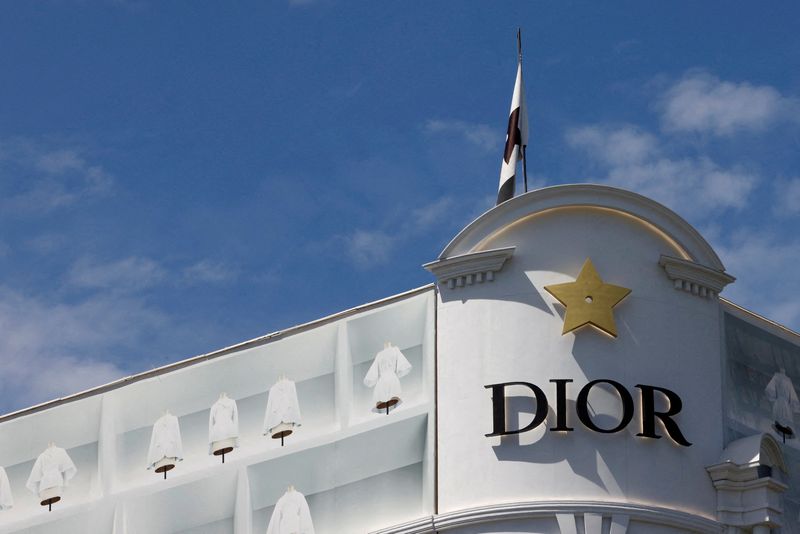 &copy; Reuters. FOTO DE ARCHIVO: El logo de Dior en un edificio en la avenida Champs-Elysees en París, Francia, 13 de julio del  2022. REUTERS/Rali Benallou NO REVENTAS, NO ARCHIVOS