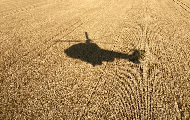 &copy; Reuters. La sombra de un helicóptero del Servicio de Emergencia Estatal de Ucrania se proyecta en un campo de trigo, en Ucrania