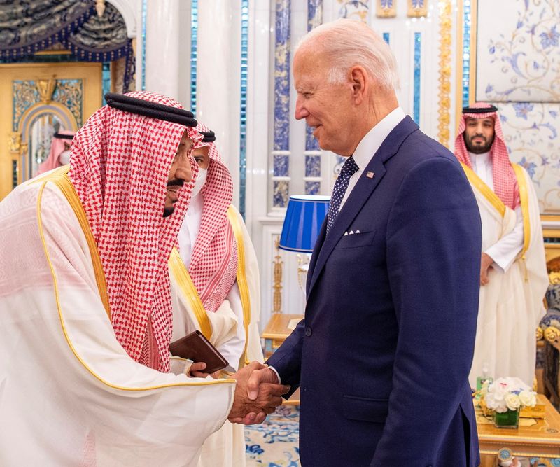 &copy; Reuters. بايدن يصافح العاهل السعودي الملك سلمان بن عبد العزيز في جدة يوم الجمعة. صورة من الديوان الملكي السعودي. 