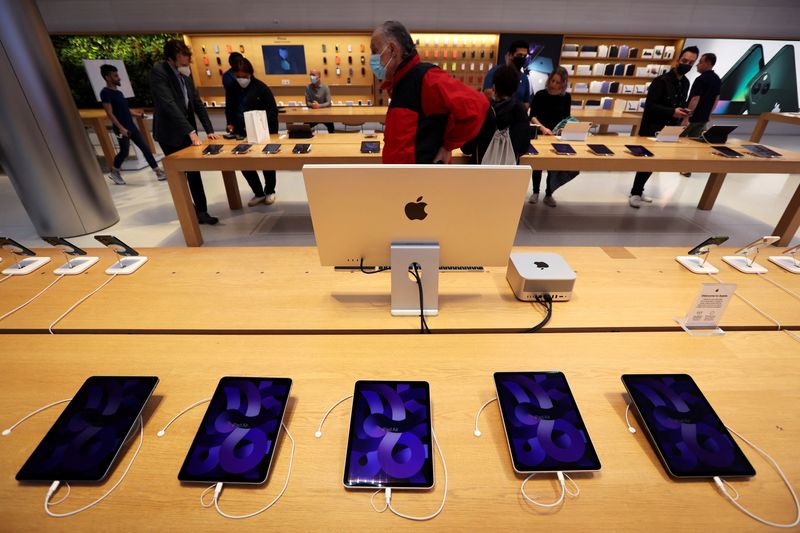 © Reuters. Produtos da Apple na loja da empresa em Manhattan, Nova York, EUA
18/03/2022
REUTERS/Mike Segar