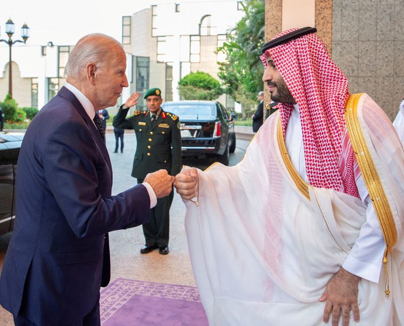 &copy; Reuters. Príncipe herdeiro da Arábia Saudita, Mohammed bin Salman, cumprimenta o presidente dos EUA, Joe Biden, em sua chegada a Jeddah
15/07/2022 Bandar Algaloud/Cortesia da Corte Real Saudita/Divulgação via REUTERS