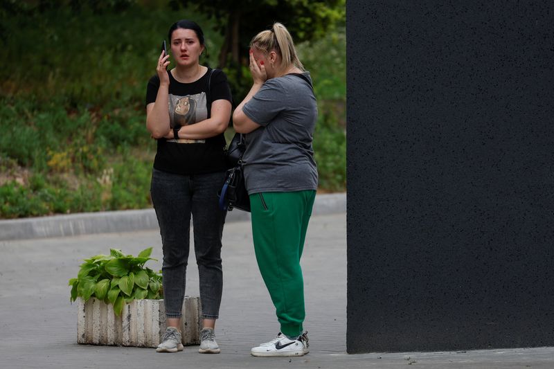 © Reuters. Women react after they left a hospital where victims of a Russian missile strike were delivered, as Russia's attack on Ukraine continues, in Vinnytsia, Ukraine July 15, 2022.  REUTERS/Valentyn Ogirenko