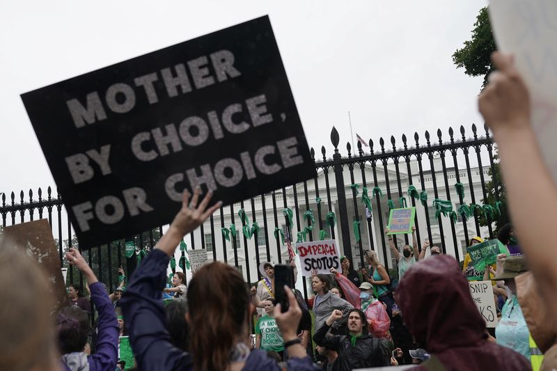 &copy; Reuters. IMAGEN DE ARCHIVO: Activistas de la Marcha de las Mujeres sostienen carteles frente a la Casa Blanca tras la decisión de la Corte Suprema de anular la histórica decisión sobre el aborto Roe v Wade en Washington,, EE.UU, 9 de julio de 2022. REUTERS/Josh