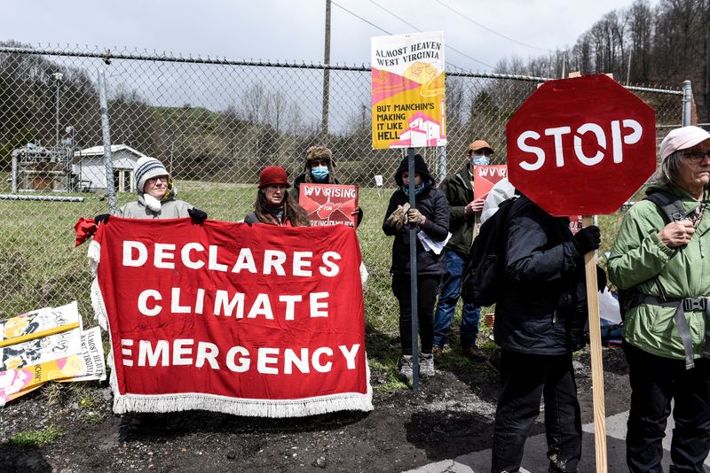 © Reuters. FILE PHOTO: People protest against U.S. Senator Joe Manchin (D-WV) as they blockade the Grant Town Coal Waste Power Plant in Grant Town, West Virginia, U.S., April 9, 2022.  REUTERS/Stephanie Keith/File Photo