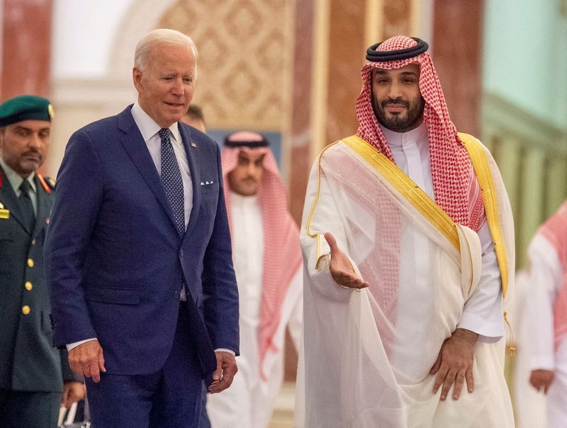 © Reuters. Saudi Crown Prince Mohammed bin Salman receives U.S. President Joe Biden at Al Salman Palace upon his arrival in Jeddah, Saudi Arabia, July 15, 2022. Bandar Algaloud/Courtesy of Saudi Royal Court/Handout via REUTERS