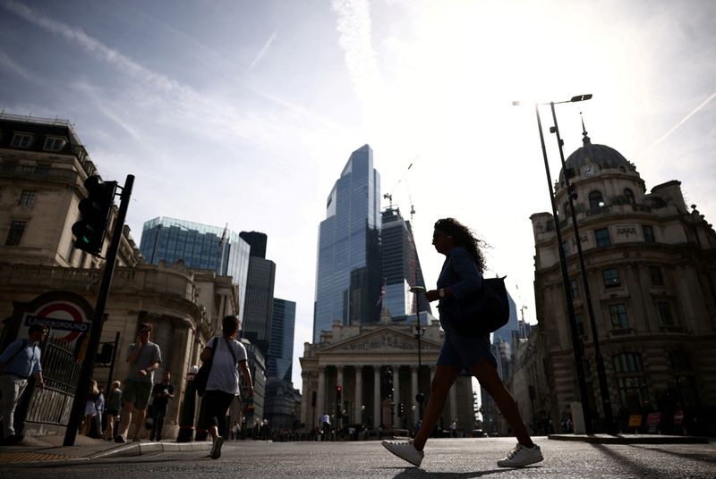 UK public sector workers to get 5% pay rise -FT