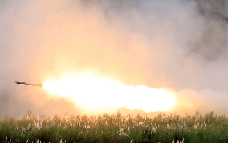 &copy; Reuters. 米国務省は、エストニアへの高機動ロケット砲システム「ハイマース」（写真）売却など総額１５億ドルを超える兵器売却を承認した。２０１６年１０月撮影（２０２２年　ロイター/Romeo Ra