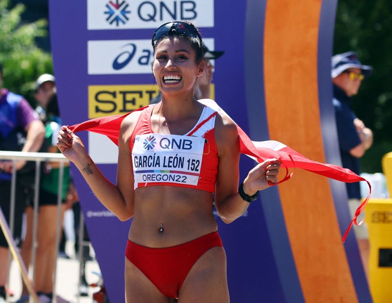 &copy; Reuters. كيمبرلي جارسيا ليون من بيرو  تحتفل بفوزها بسباق 20 كيلومترا للمشي في بطولة العالم لألعاب القوى في يوجين بولاية أوريجون الأمريكية يوم الجمعة. 