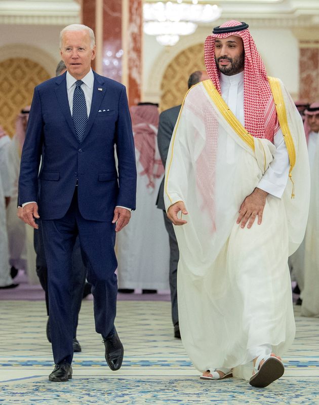 &copy; Reuters. الرئيس الأمريكي جو بايدن (الى اليسار) وولي العهد الأمير محمد بن سلمان في جدة يوم الجمعة. صورة حصلت عليها رويترز من البلاط الملكي السعودي.