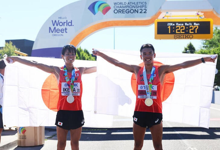 &copy; Reuters. 　７月１５日、陸上の世界選手権は、米オレゴン州ユージンで男子２０キロ競歩を行い、山西利和（右）が１時間１９分７秒で金メダルに輝いた。左は銀メダルの池田向希（２０２２年　ロ