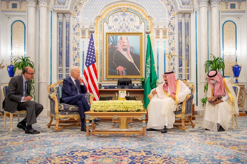 &copy; Reuters. Saudi King Salman bin Abdulaziz receives U.S. President Joe Biden at Al Salman Palace upon his arrival in Jeddah, Saudi Arabia, July 15, 2022. Bandar Algaloud/Courtesy of Saudi Royal Court/Handout via REUTERS 