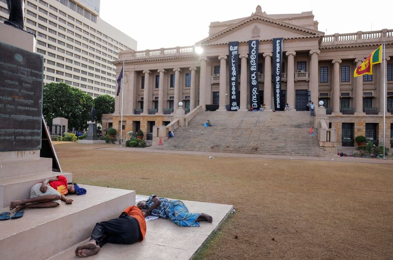 &copy; Reuters. FILE PHOTO: Demonstrators sleep at the Presidential Secretariat after Parliament Speaker Mahinda Yapa Abeywardena officially announced the resignation of president Gotabaya Rajapaksa who fled to Singapore amid Sri Lanka's economic crisis, in Colombo, Sri 