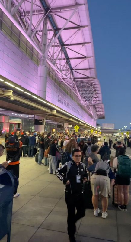 © Reuters. Travellers are evacuated from San Francisco International Airport, after police found a suspicious object at the airport following a bomb threat, in San Francisco, California, U.S. July 15, 2022 in this screen grab obtained from social media video. Ben McKenzie/via REUTERS 