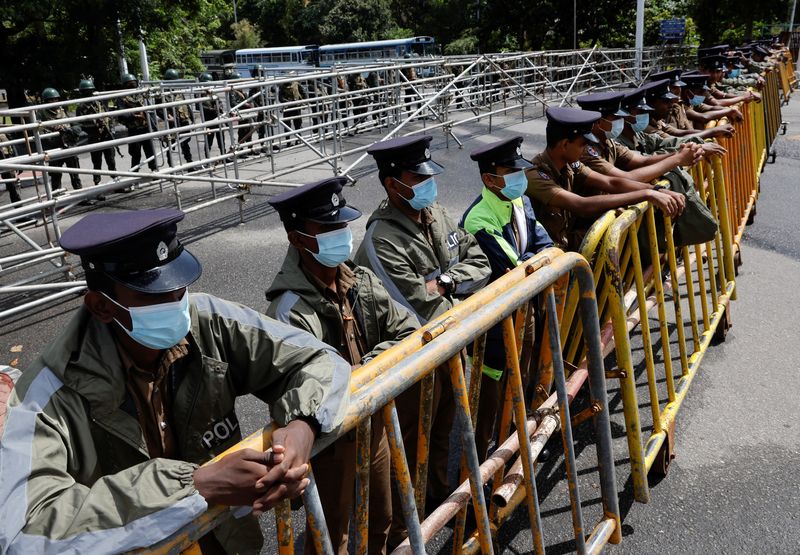 © Reuters. Security personel stand guard outside the Parliament building, amid the country's economic crisis, in Colombo, Sri Lanka July 16, 2022. REUTERS/Adnan Abidi