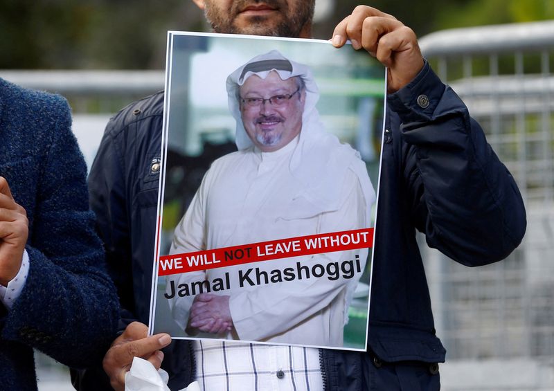 &copy; Reuters. متظاهر يحمل صورة للصحفي السعودي الراحل جمال خاشقجي خلال مظاهرة أمام مبنى القنصلية السعودية في إسطنبول عام 2018. صورة من أرشيف رويترز 