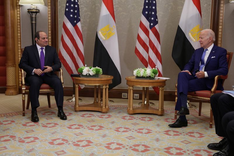&copy; Reuters. الرئيس الأمريكي جو بايدن (إلى اليمين) في أثناء لقائه مع الرئيس المصري عبد الفتاح السيسي على هامش قمة جدة بالسعودية يوم السبت. تصوير: إيفلين ه