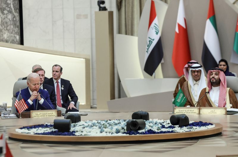 &copy; Reuters. الرئيس الأمريكي جو بايدن وولي العهد السعودي الأمير محمد بن سلمان يحضرون قمة عربية في جدة يوم السبت. تصوير: إيفلين كوهستين - رويترز 