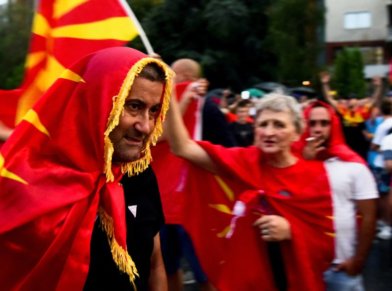 &copy; Reuters. Des partisans du VMRO-DPMNE, le plus grand parti d'opposition de Macédoine du Nord, agitent des drapeaux et crient des slogans lors d'un rassemblement demandant le rejet de la proposition française, à Skopje, en Macédoine du Nord. Les députés de Mac