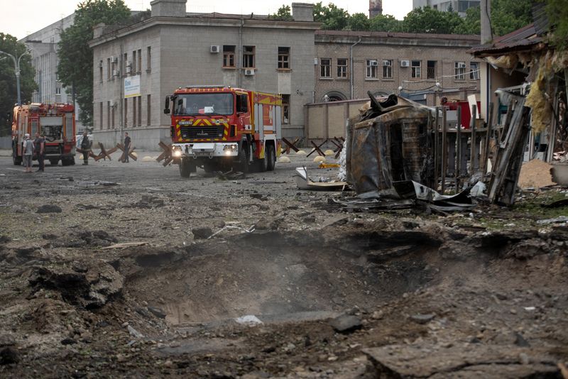 &copy; Reuters. Cratera é vista após um ataque de míssil russo, enquanto o ataque da Rússia à Ucrânia continua, em Dnipro, Ucrânia, 16 de julho de 2022. REUTERS/Mykola Synelnykov
