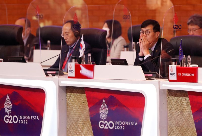 &copy; Reuters. O governador do Banco da Coreia, Rhee Chang-yong, e o ministro das Finanças da Coreia do Sul, Choo Kyung-ho, participam da reunião dos ministros das Finanças e Governadores do Banco Central do G20 em Nusa Dua, Bali, Indonésia, 15 de julho de 2022. Fei