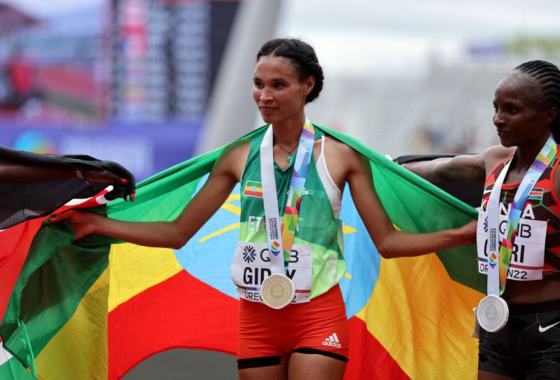 &copy; Reuters. العداءة الإثيوبية ليتسنبت جيدي تحتفل بفوزها بذهبية سباق عشرة آلاف متر ببطولة العالم لألعاب القوى المقامة بالولايات المتحدة يوم السبت. تصوي