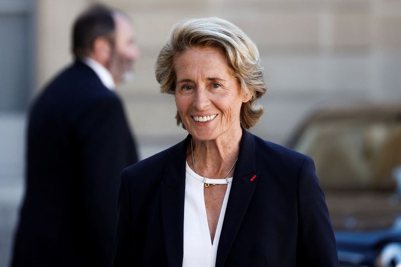 &copy; Reuters. كارولين كايو وزيرة التماسك الإقليمي في الحكومة الفرنسية أثناء خروجها من قصر الإليزيه بباريس في الرابع من  يوليو تموز 2022. تصوير : بنوا تيسييه-